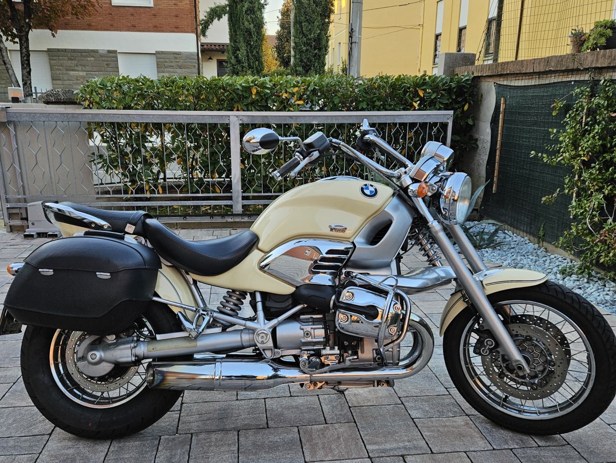 The protagonist of the cinema at the OldBike24 stand at Motoexhibtion 29-30 March 2025, the James Bond motorbike: BMW R1200C