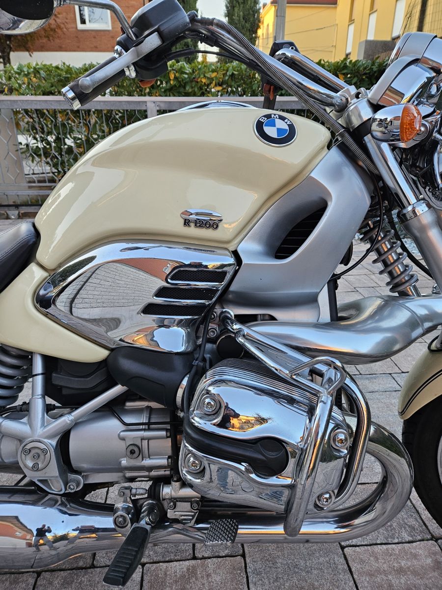 The protagonist of the cinema at the OldBike24 stand at Motoexhibtion 29-30 March 2025, the James Bond motorbike: BMW R1200C