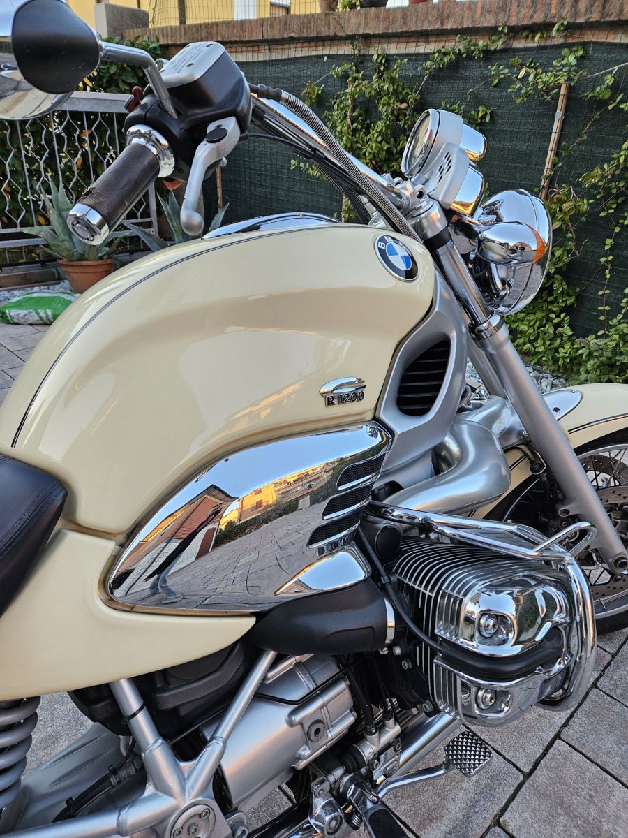 The protagonist of the cinema at the OldBike24 stand at Motoexhibtion 29-30 March 2025, the James Bond motorbike: BMW R1200C