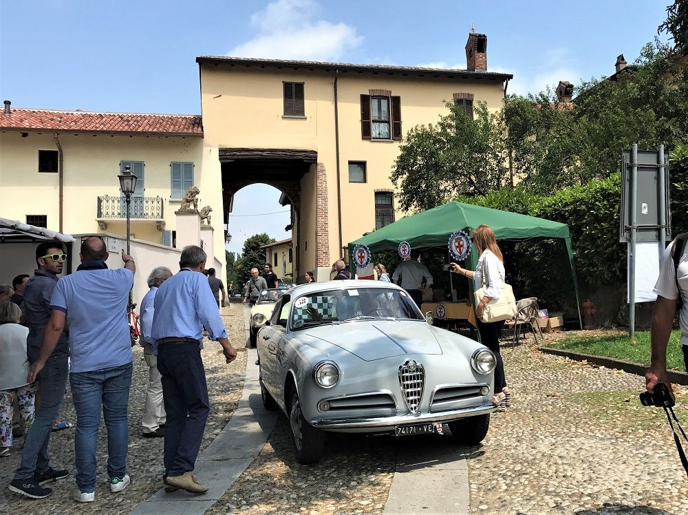 HISTORIC CARS AT MORIMONDO: THE JOY OF SHARING EMOTIONS IN ONE OF THE MOST BEAUTIFUL PLACES IN LOMBARDY