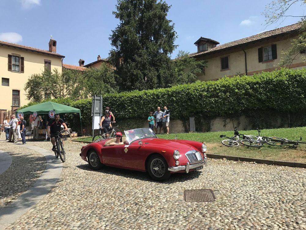 HISTORIC CARS AT MORIMONDO: THE JOY OF SHARING EMOTIONS IN ONE OF THE MOST BEAUTIFUL PLACES IN LOMBARDY