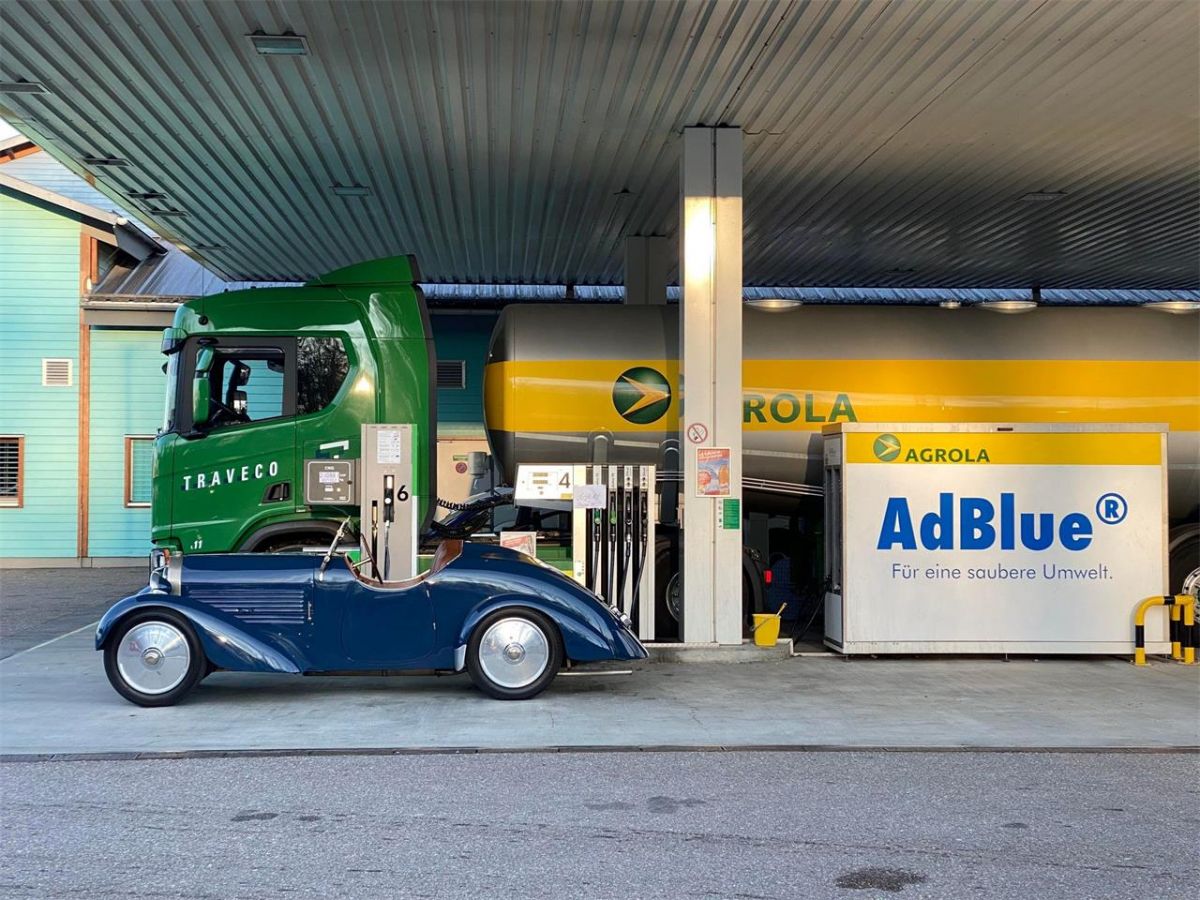 In one of the Swiss vaults there is a very rare Bugatti T40. The car is offered for sale by a well known Broker named Kelly Dietrick