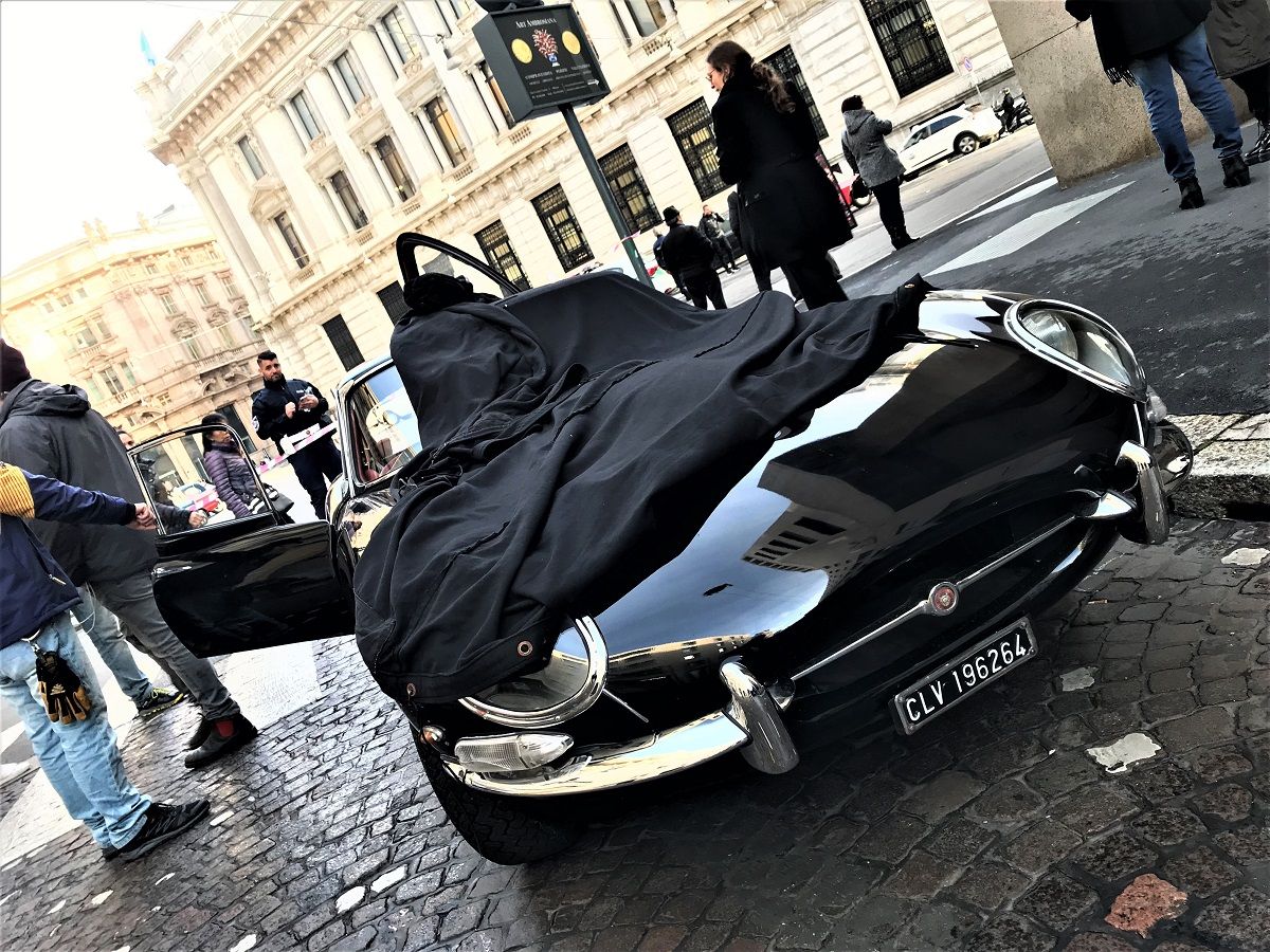 CIAK: IN MILAN, IN THE SHADOW OF THE "MADONNINA" WE WENT TO THE SET OF DIABOLIK’S NEW FILM, ABOARD THE JAGUAR E TYPE