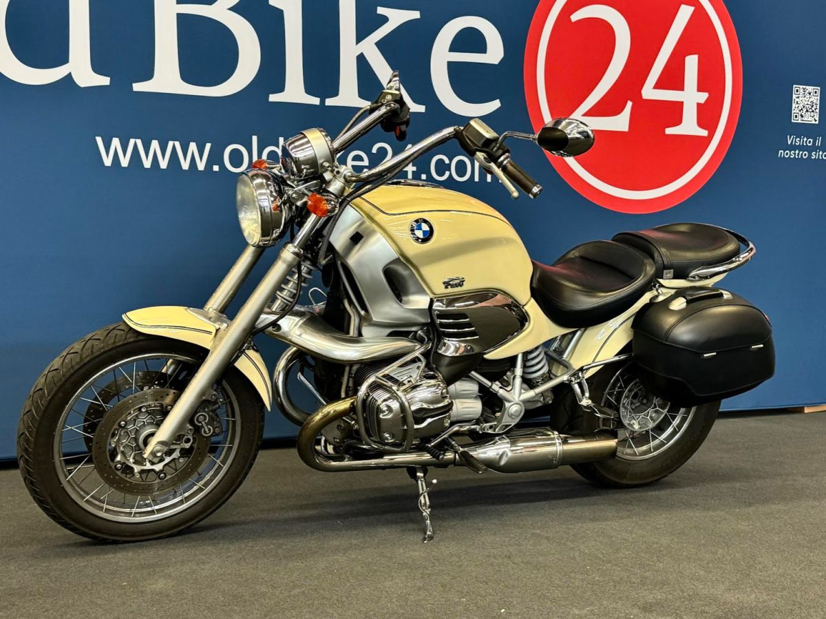 The protagonist of the cinema at the OldBike24 stand at Motoexhibtion 29-30 March 2025, the James Bond motorbike: BMW R1200C