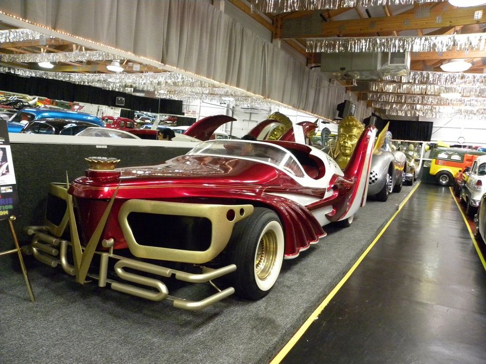 Characters and legendary cars: ELVIS PRESLEY