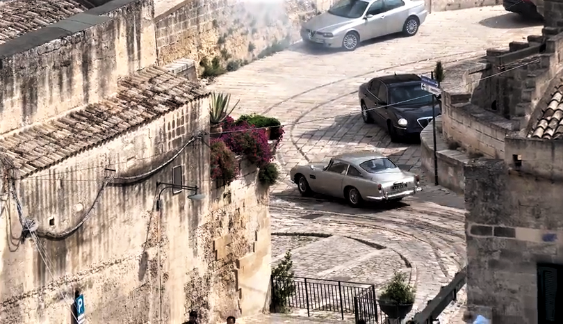 Only on OldCar24 the processing of the new movie about Agent 007. In the background the most beautiful Italy.
