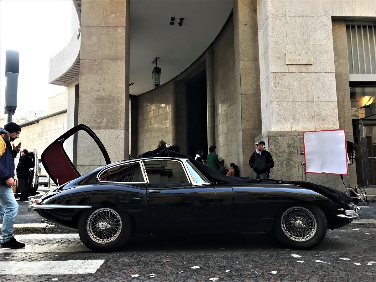CIAK: IN MILAN, IN THE SHADOW OF THE "MADONNINA" WE WENT TO THE SET OF DIABOLIK’S NEW FILM, ABOARD THE JAGUAR E TYPE