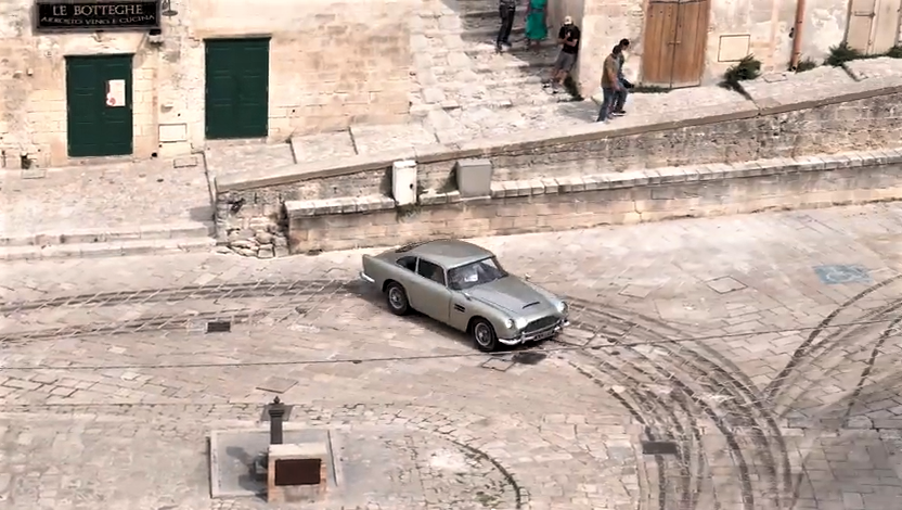 Only on OldCar24 the processing of the new movie about Agent 007. In the background the most beautiful Italy.