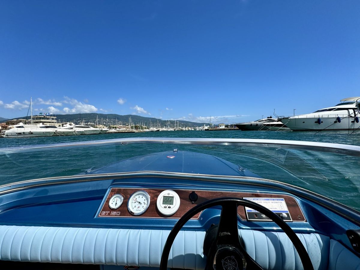 Glastron GT 150, 007's boat used in the film "Live and Let Die"