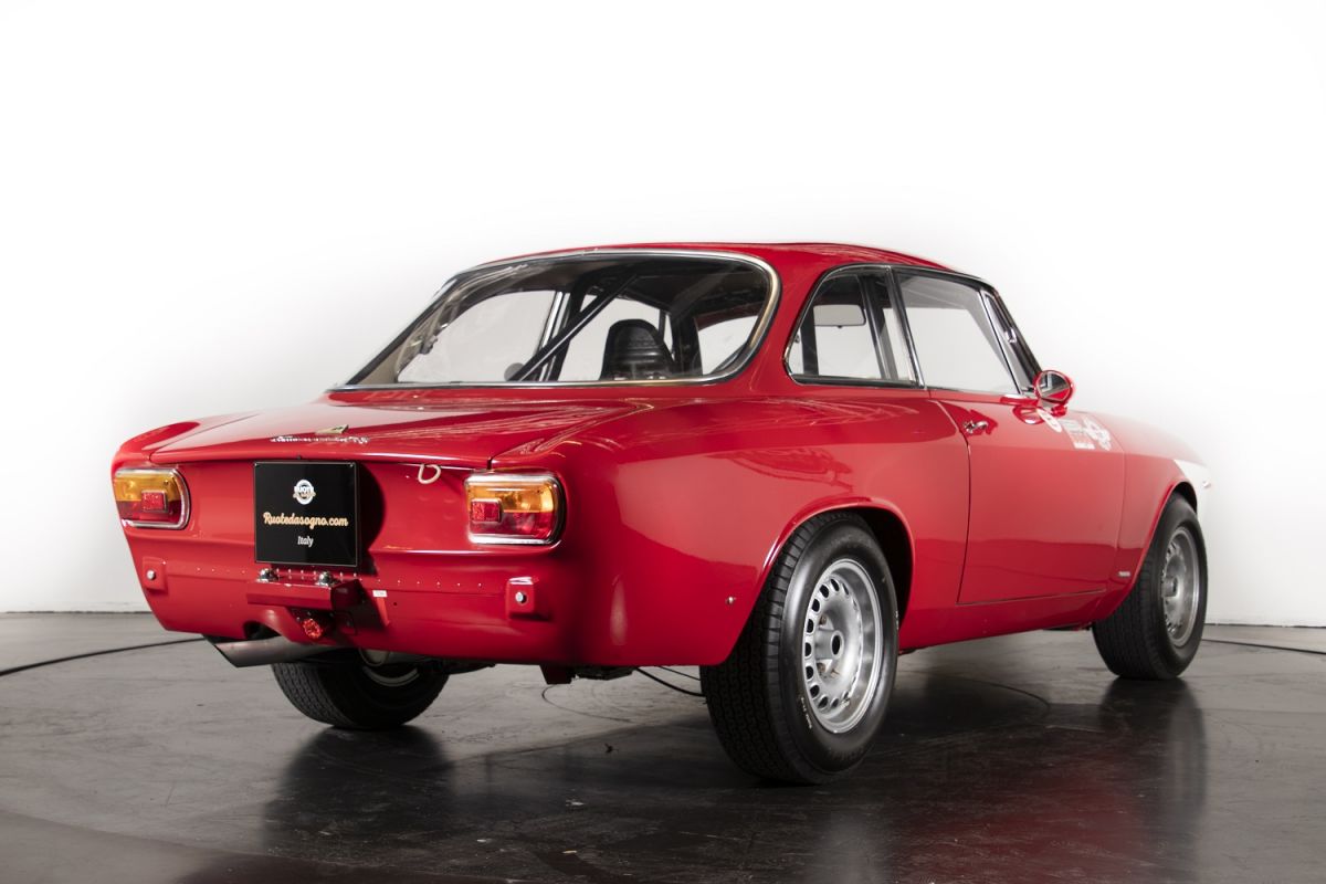 ALFA ROMEO GIULIA SPRINT GTA: A MASTERPIECE OF STYLE AND TECHNIQUE