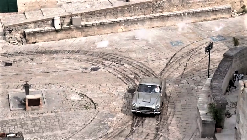 Only on OldCar24 the processing of the new movie about Agent 007. In the background the most beautiful Italy.