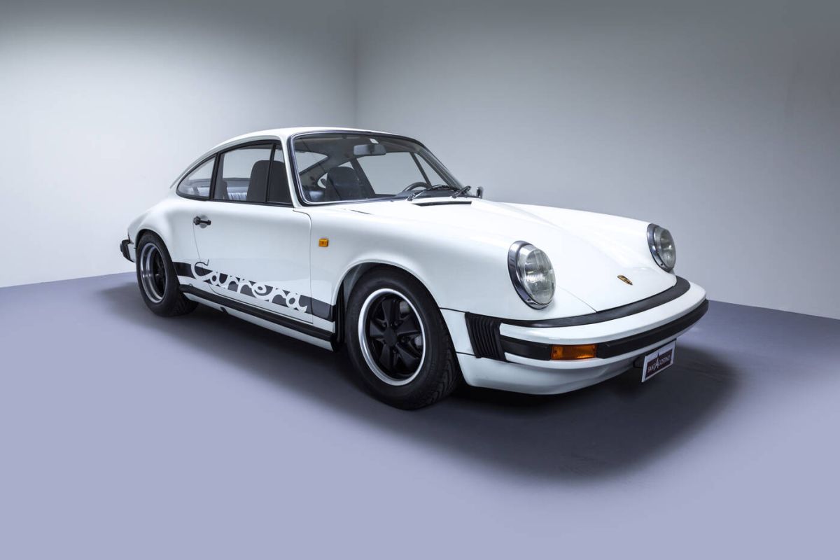 The Sant'Agostino auction house offers 30 exclusive cars including the legendary beach by Gianni Agnelli