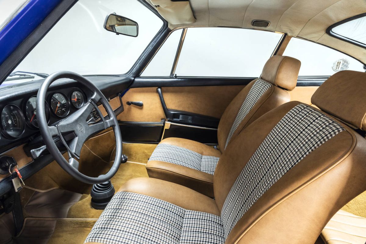 The Sant'Agostino auction house offers 30 exclusive cars including the legendary beach by Gianni Agnelli