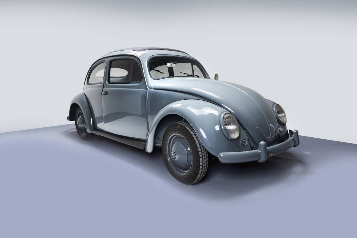 The Sant'Agostino auction house offers 30 exclusive cars including the legendary beach by Gianni Agnelli
