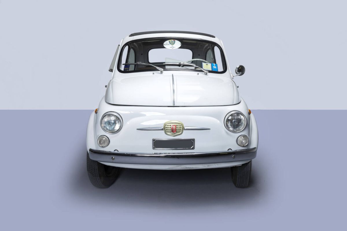 The Sant'Agostino auction house offers 30 exclusive cars including the legendary beach by Gianni Agnelli