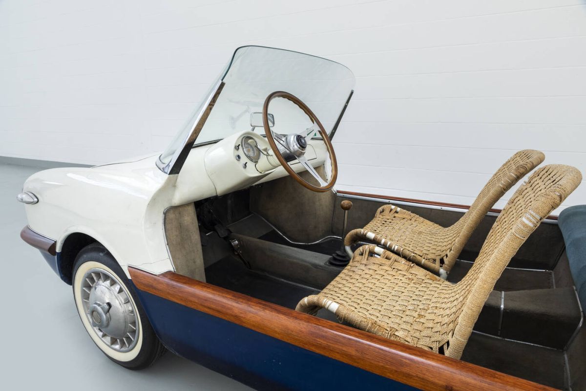 The Sant'Agostino auction house offers 30 exclusive cars including the legendary beach by Gianni Agnelli