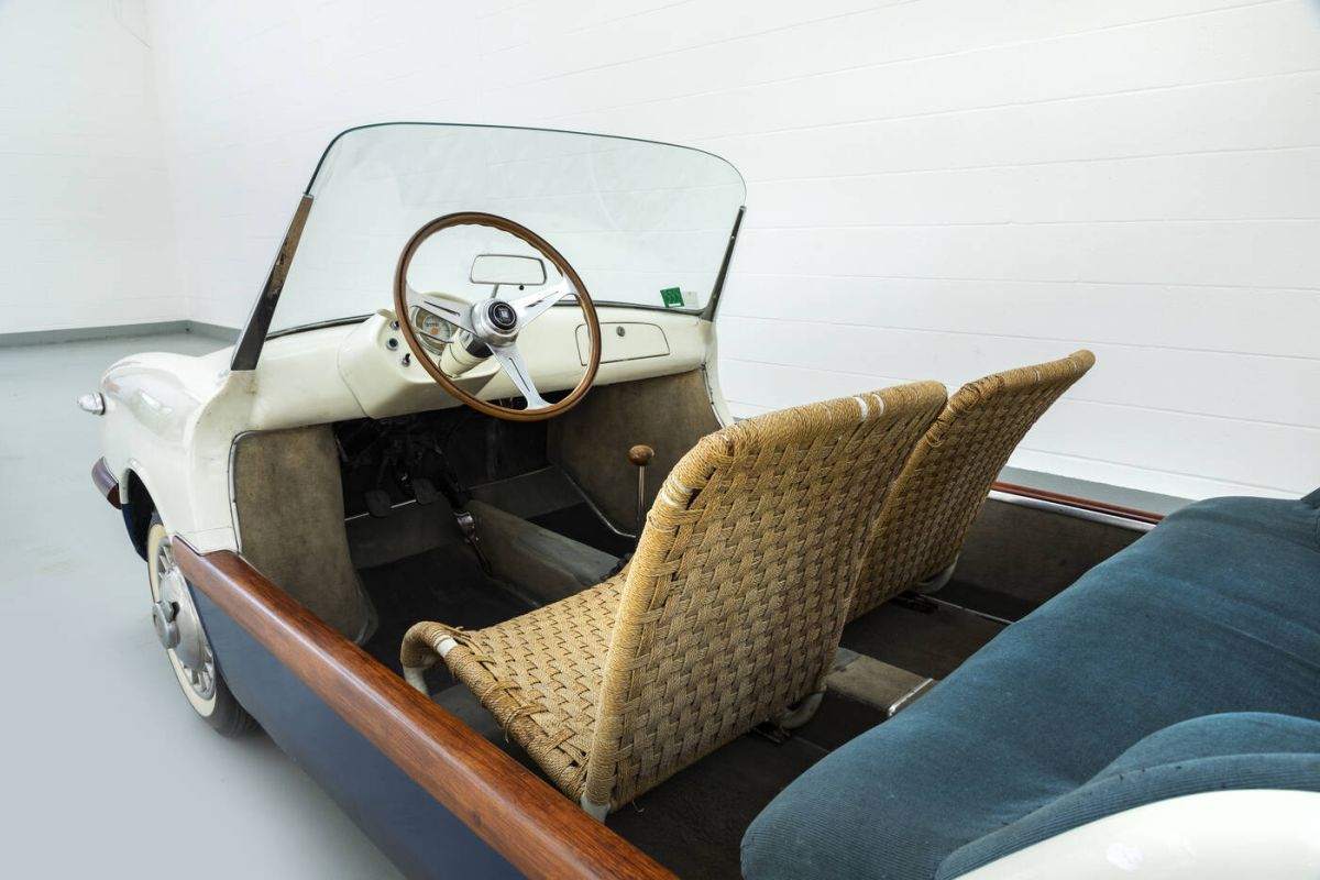 The Sant'Agostino auction house offers 30 exclusive cars including the legendary beach by Gianni Agnelli