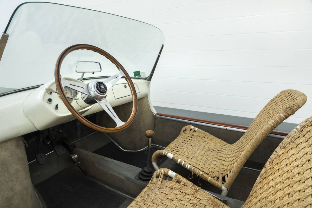 The Sant'Agostino auction house offers 30 exclusive cars including the legendary beach by Gianni Agnelli
