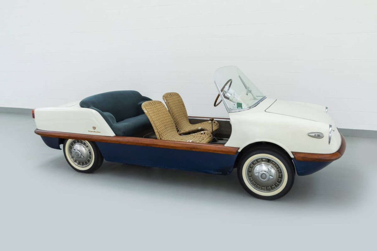 The Sant'Agostino auction house offers 30 exclusive cars including the legendary beach by Gianni Agnelli