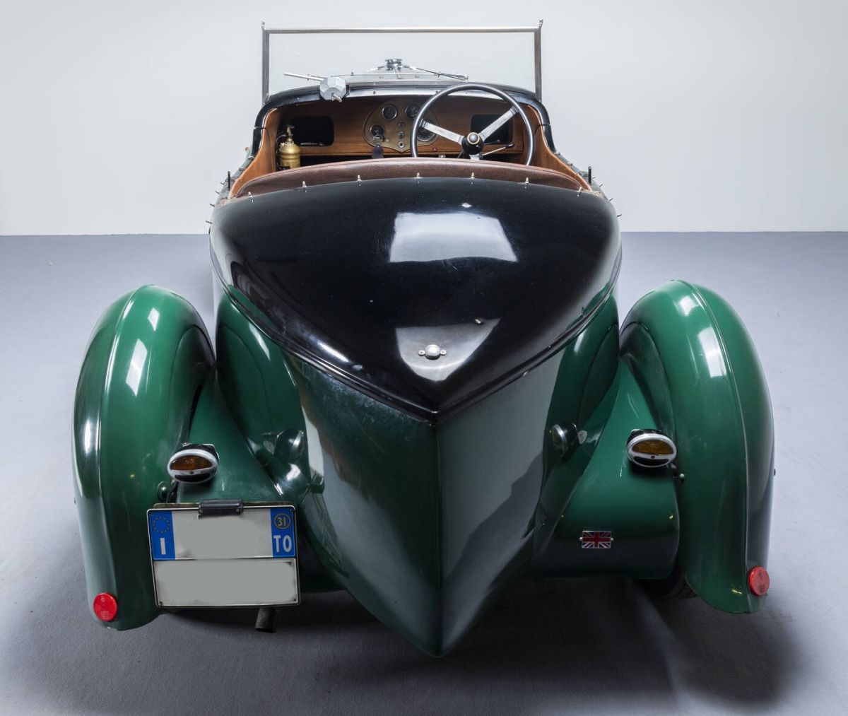 The Sant'Agostino auction house offers 30 exclusive cars including the legendary beach by Gianni Agnelli