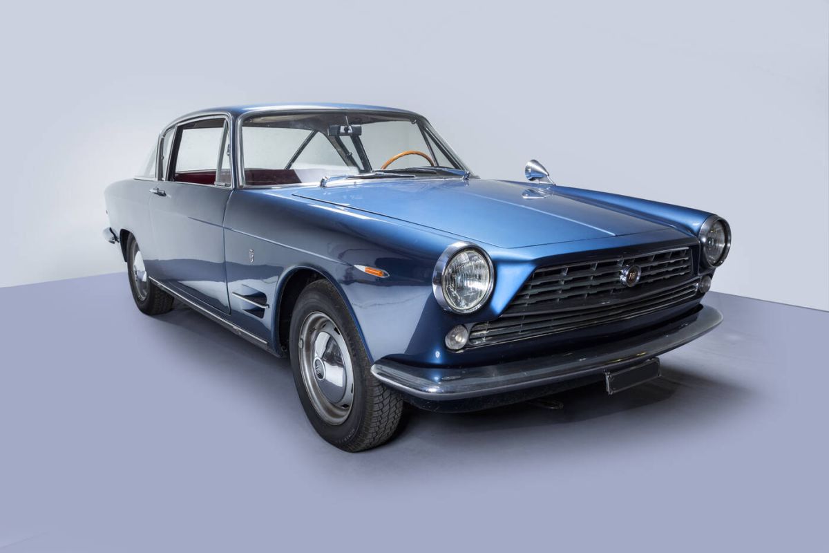 The Sant'Agostino auction house offers 30 exclusive cars including the legendary beach by Gianni Agnelli