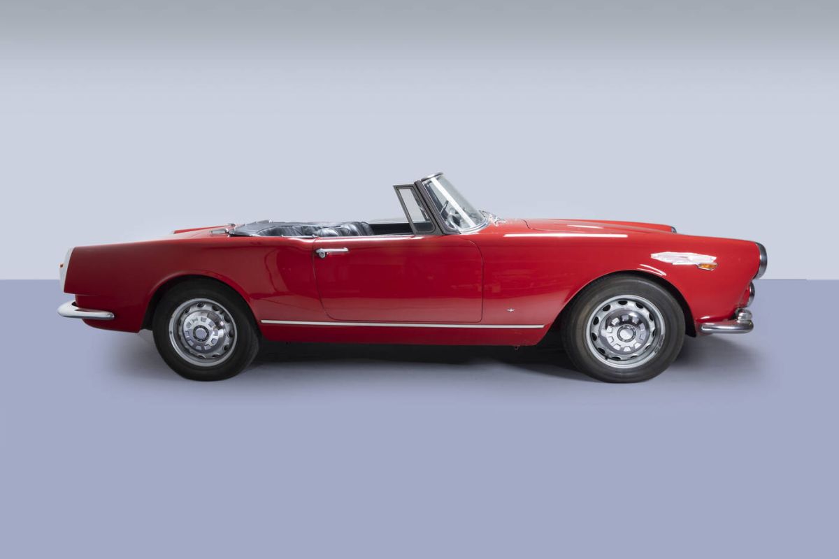 The Sant'Agostino auction house offers 30 exclusive cars including the legendary beach by Gianni Agnelli