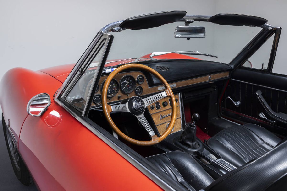 The Sant'Agostino auction house offers 30 exclusive cars including the legendary beach by Gianni Agnelli