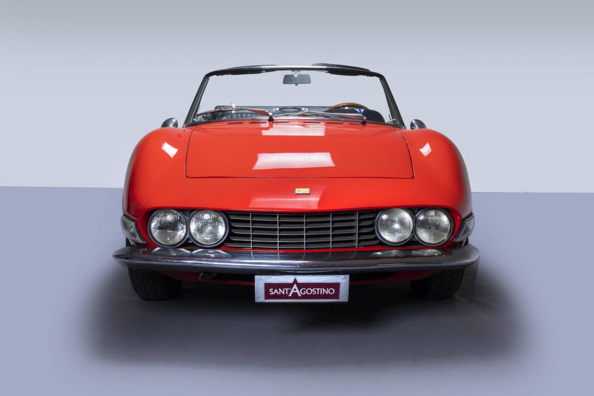 The Sant'Agostino auction house offers 30 exclusive cars including the legendary beach by Gianni Agnelli