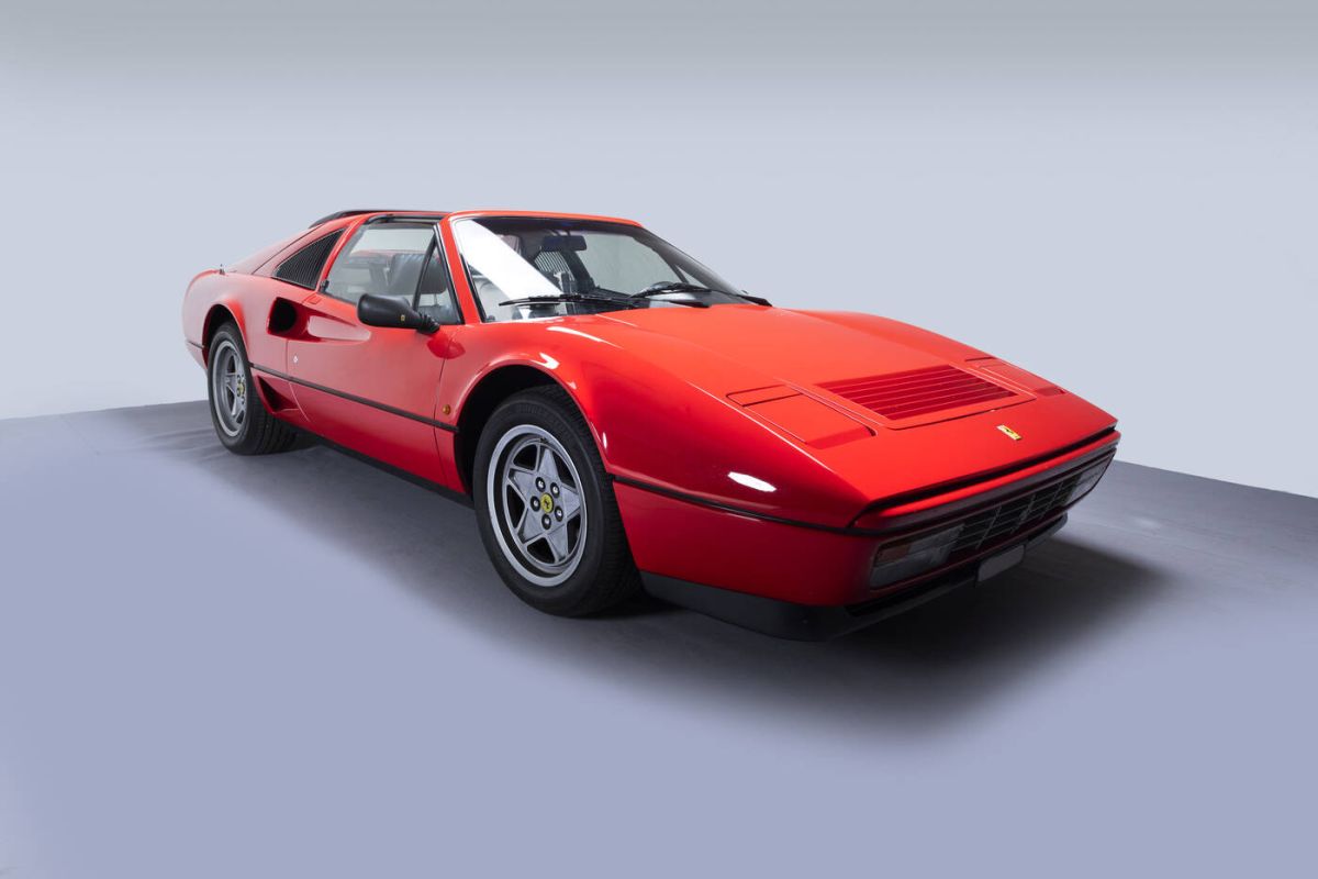 The Sant'Agostino auction house offers 30 exclusive cars including the legendary beach by Gianni Agnelli