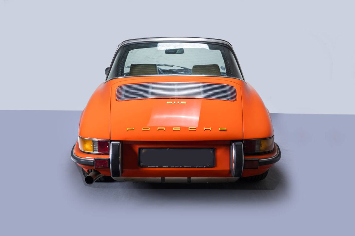 The Sant'Agostino auction house offers 30 exclusive cars including the legendary beach by Gianni Agnelli