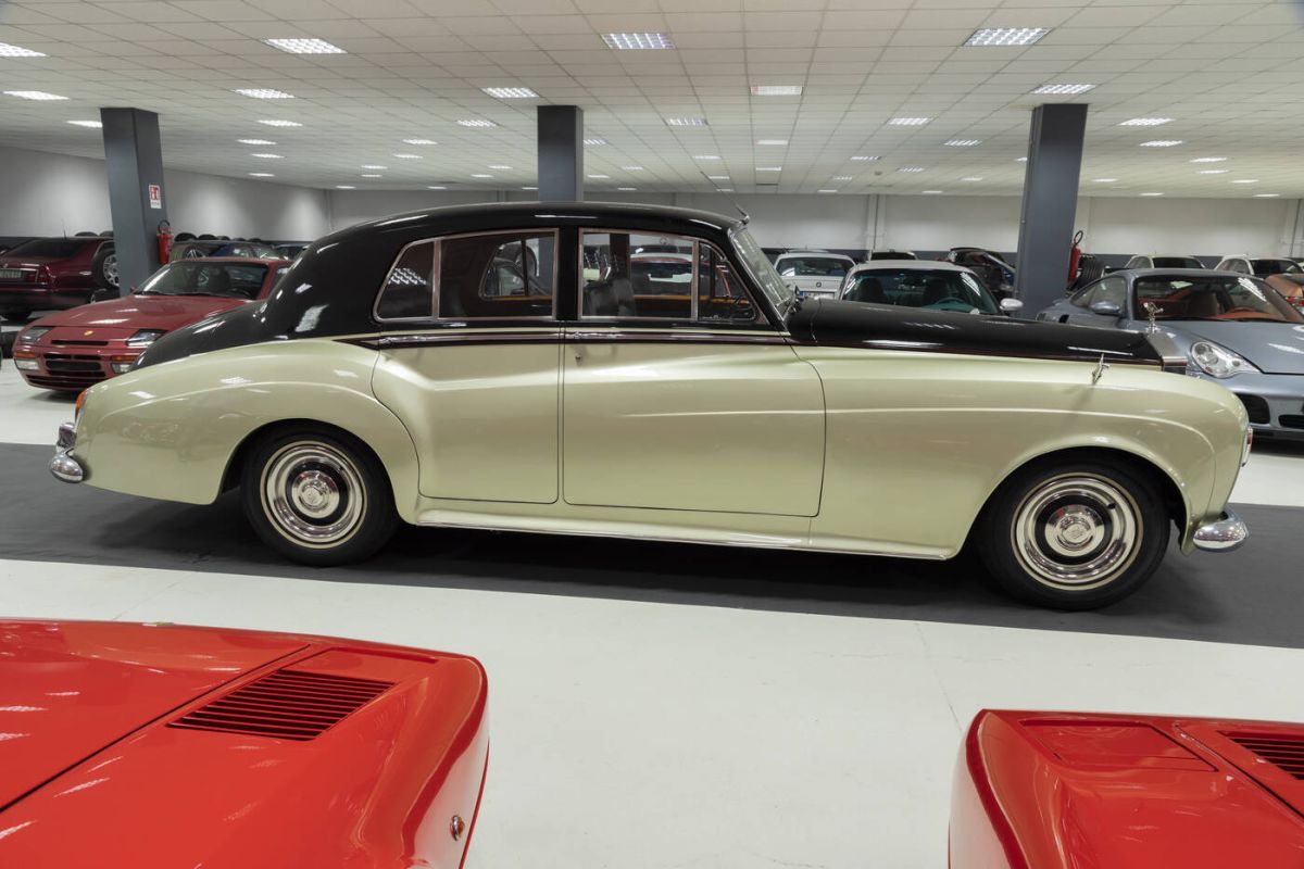 The Sant'Agostino auction house offers 30 exclusive cars including the legendary beach by Gianni Agnelli