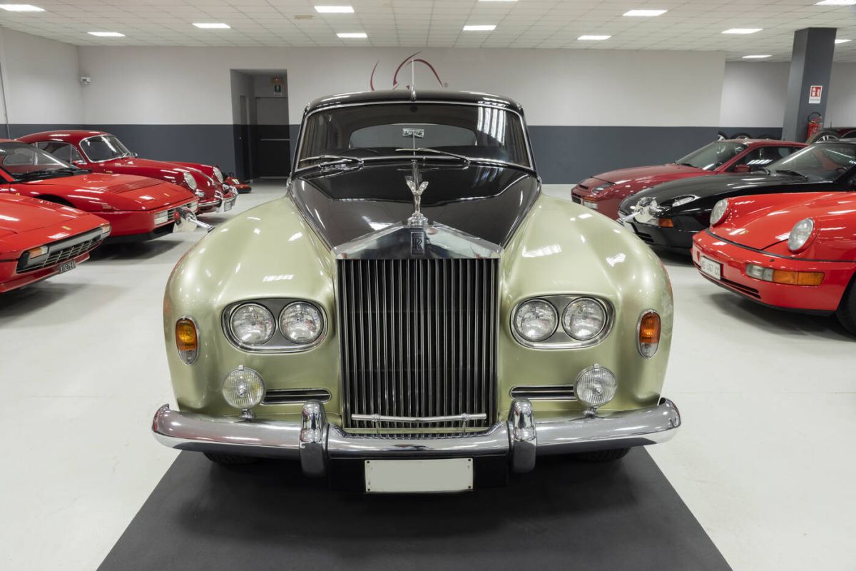 The Sant'Agostino auction house offers 30 exclusive cars including the legendary beach by Gianni Agnelli