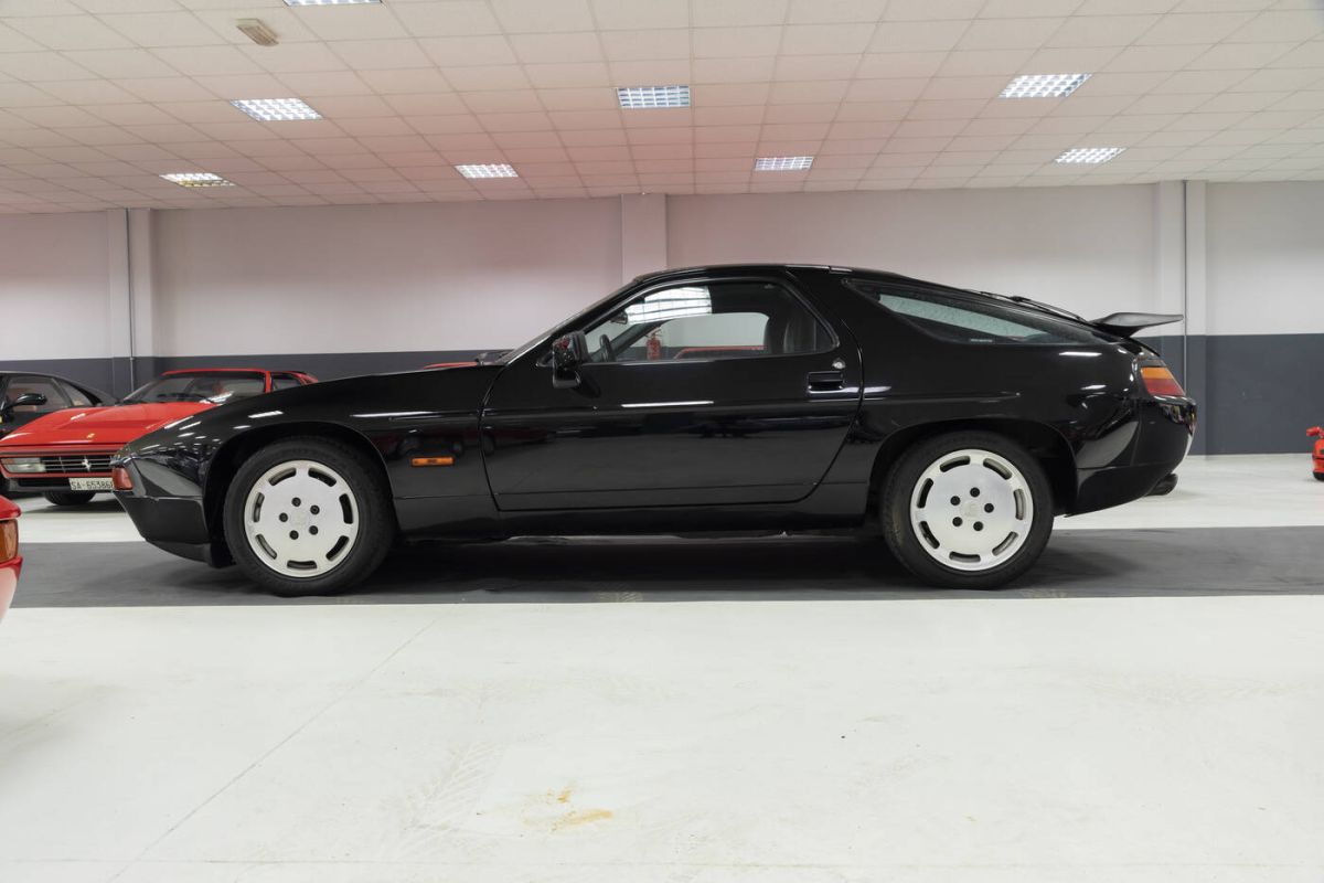 The Sant'Agostino auction house offers 30 exclusive cars including the legendary beach by Gianni Agnelli