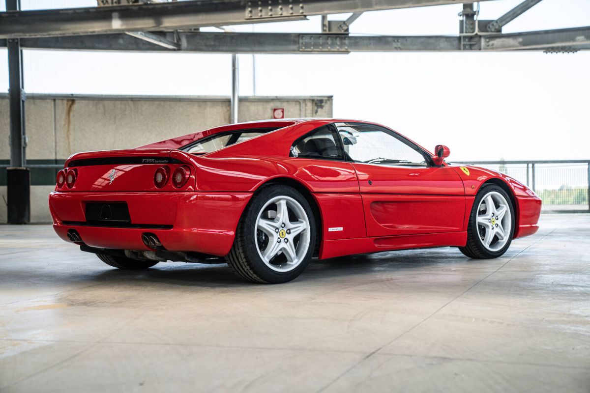 The Sant'Agostino auction house offers 30 exclusive cars including the legendary beach by Gianni Agnelli