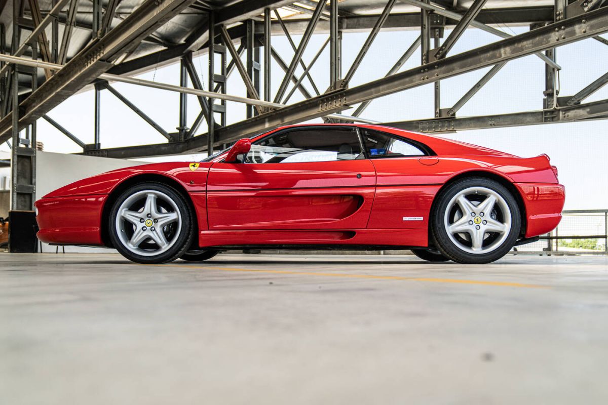 The Sant'Agostino auction house offers 30 exclusive cars including the legendary beach by Gianni Agnelli