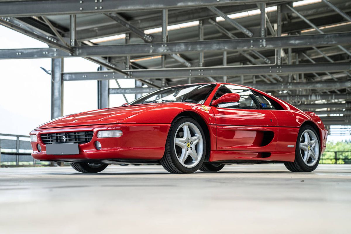 The Sant'Agostino auction house offers 30 exclusive cars including the legendary beach by Gianni Agnelli