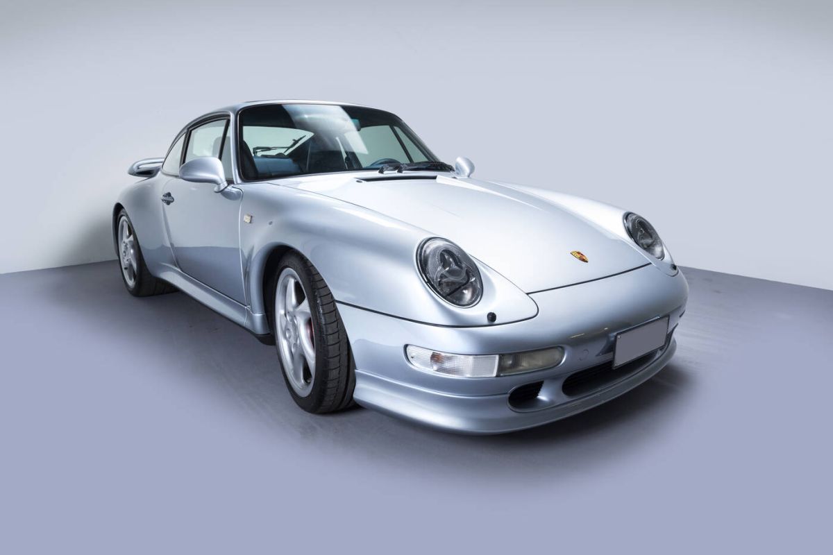 The Sant'Agostino auction house offers 30 exclusive cars including the legendary beach by Gianni Agnelli