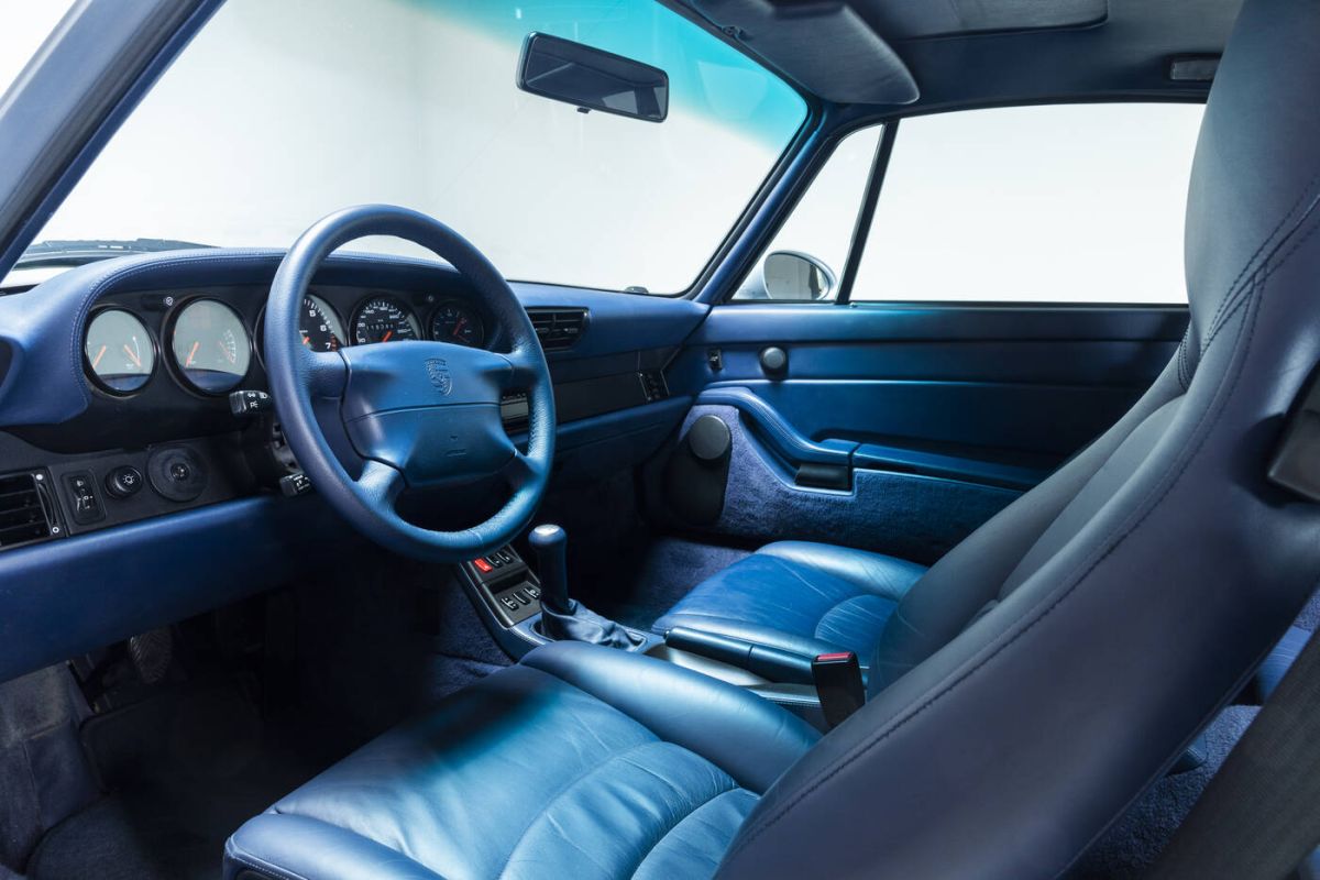 The Sant'Agostino auction house offers 30 exclusive cars including the legendary beach by Gianni Agnelli