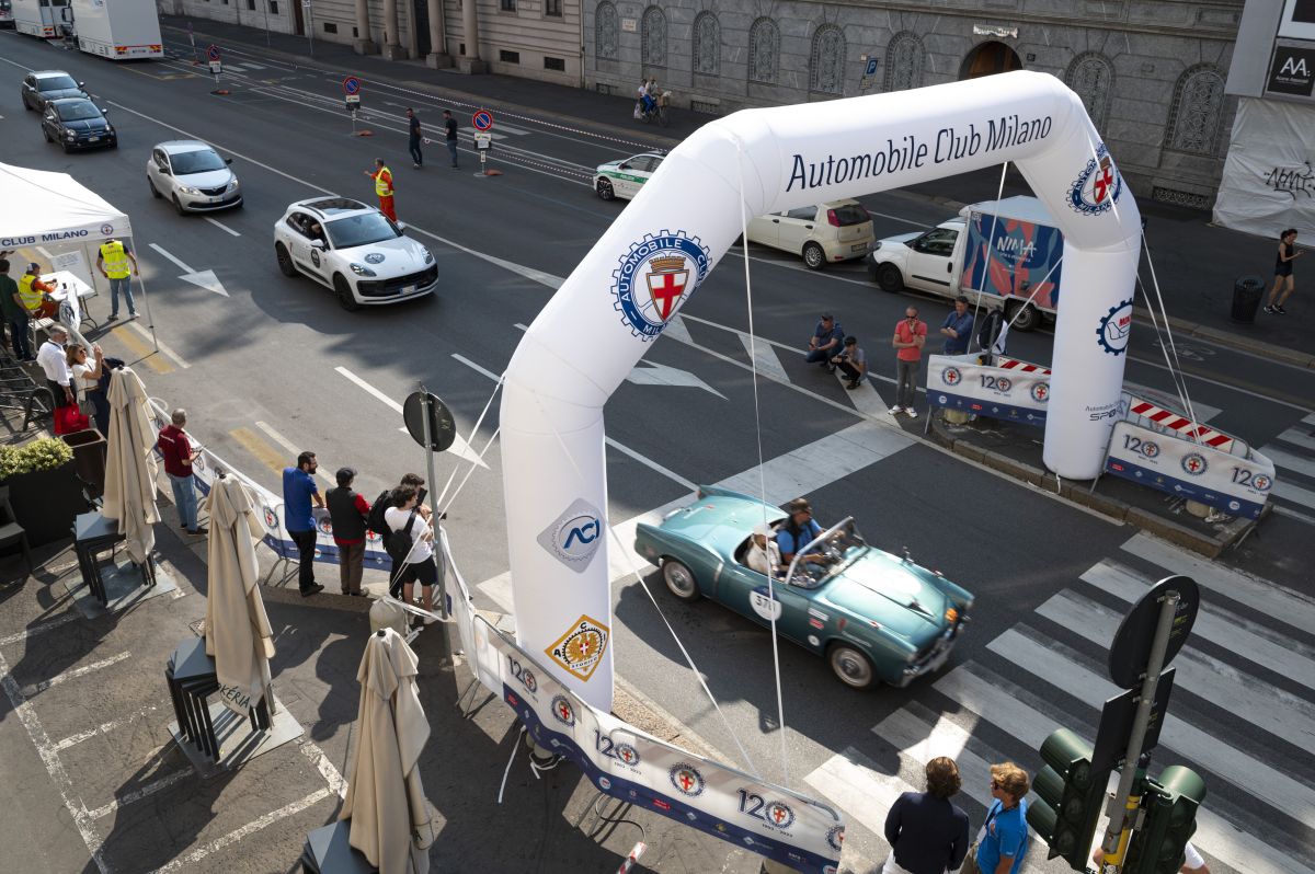 President Geronimo La Russa organised a big party for the 120th anniversary of ACI Milano during the passage of the 1000 Miglia