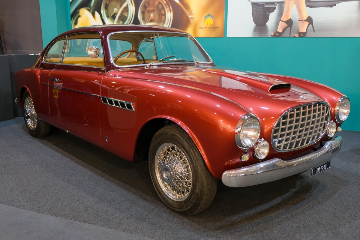 LINE UP IN POLE POSITION FOR AUTO E MOTO D’EPOCA IN BOLOGNA. THE 40th EDITION IN THE HEART OF THE MOTOR VALLEY. 