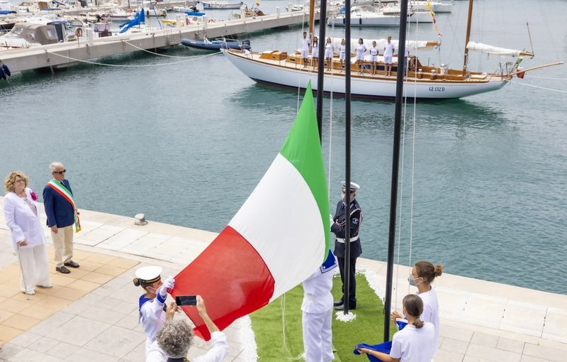 The historic boat Beatrice, donated by Diana Bracco to the Municipality of Imperia, becomes an ambassador for the Italian capital of vintage sails