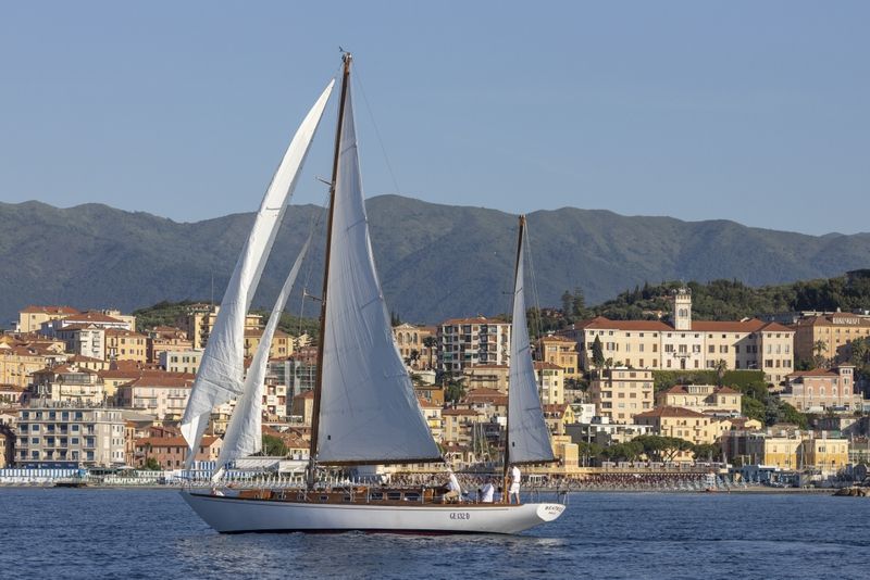The historic boat Beatrice, donated by Diana Bracco to the Municipality of Imperia, becomes an ambassador for the Italian capital of vintage sails