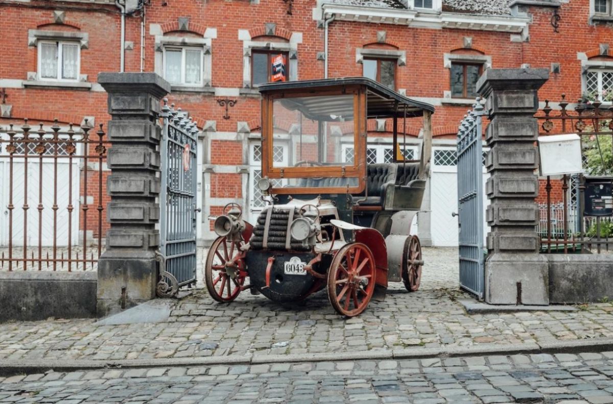 FERRARI PORSCHE BUGATTI: supermillion-dollar auction in Paris, 2022