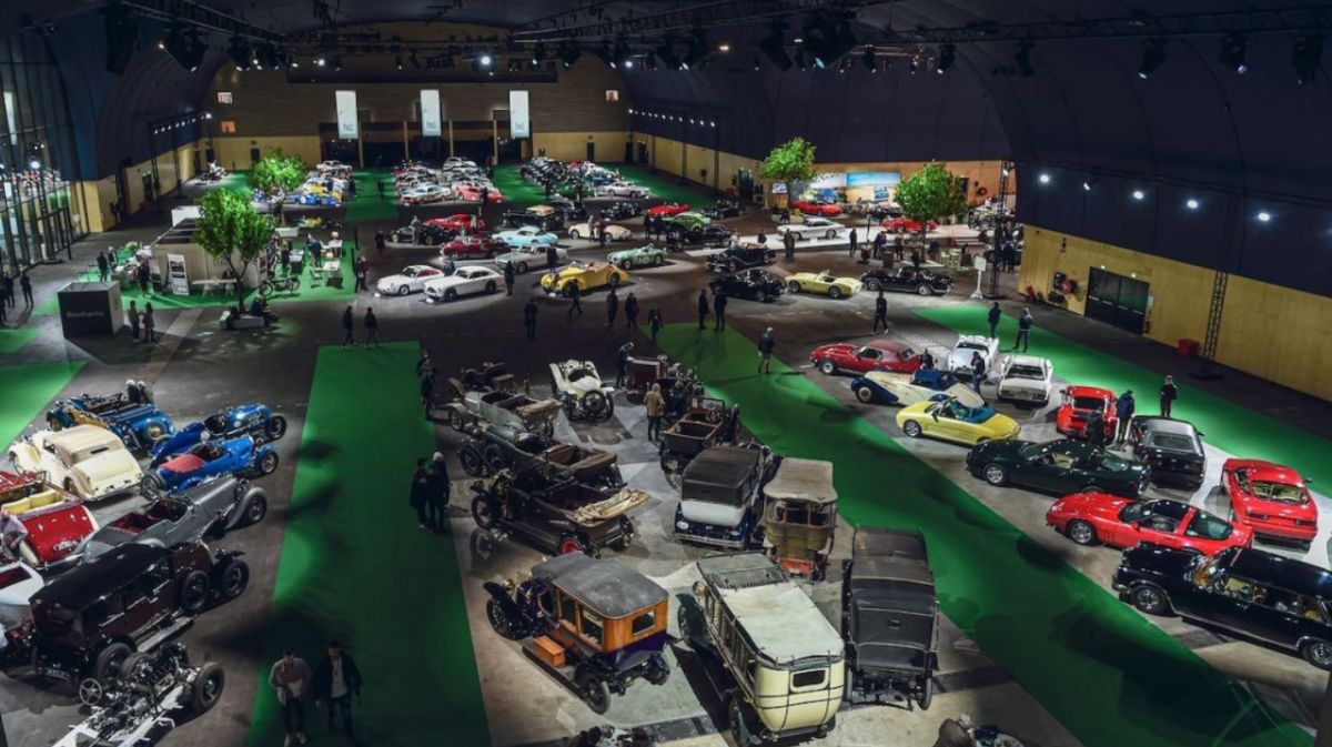 FERRARI PORSCHE BUGATTI: supermillion-dollar auction in Paris, 2022