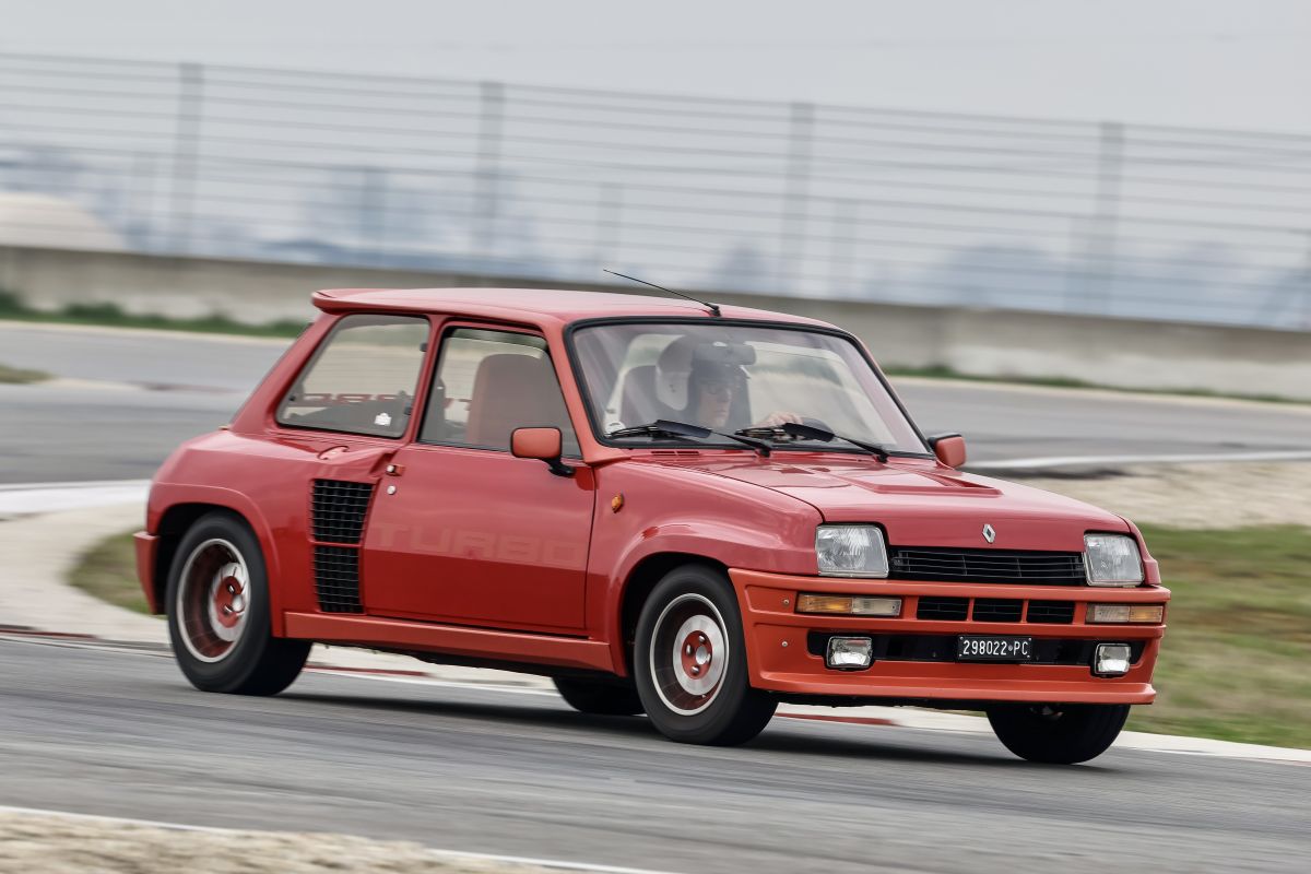 AUTO E MOTO D’EPOCA ACCENDE LA PASSIONE: DAL PRIMO MOTORE A SCOPPIO ALL'ULTIMA FERRARI CAMPIONE DEL MONDO 
