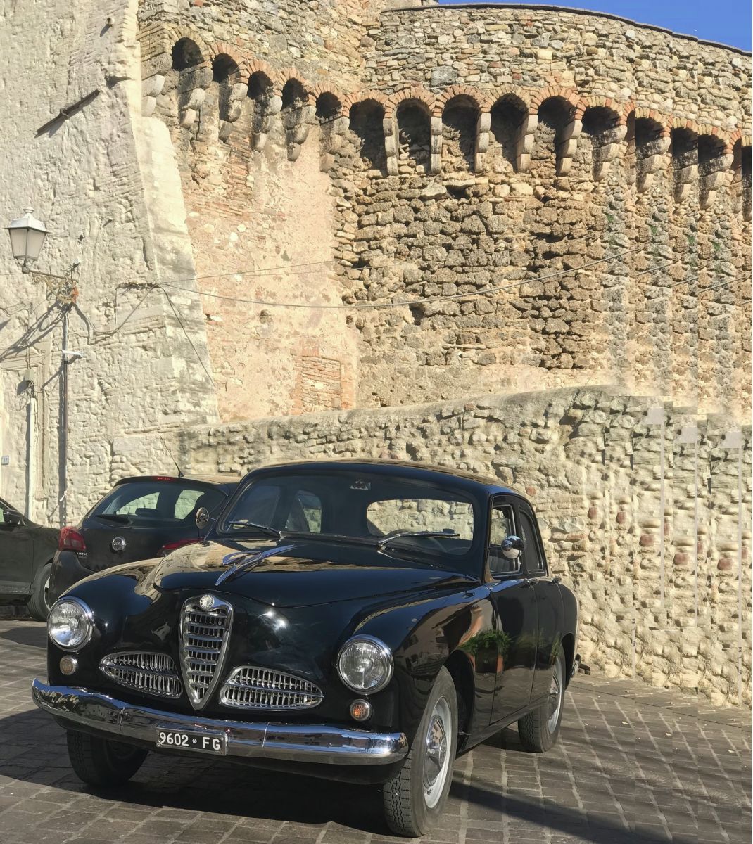 THE ALFA ROMEO 1900: THE SEDAN OF THE FAMILY THAT WINS THE RACES