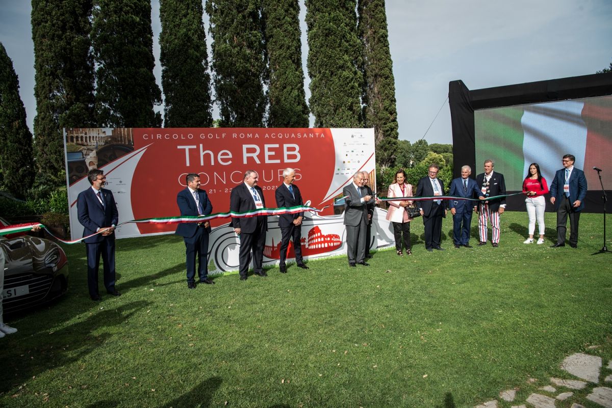 "Beautiful as Rome', the Ferrari 250 GT California wins