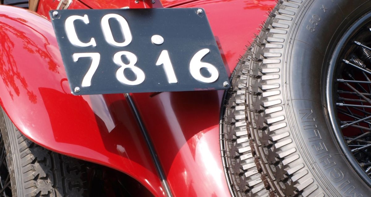 The dream of many Italian collectors comes true: recovering the first registration plate of their historic car