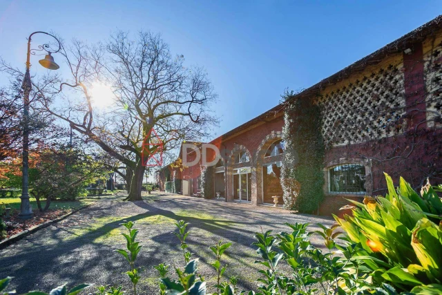 VENDESI PRESTIGIOSO COMPLESSO IMMOBILIARE STORICO CON PARCO SECOLARE NEL CUORE DI MONTELLO