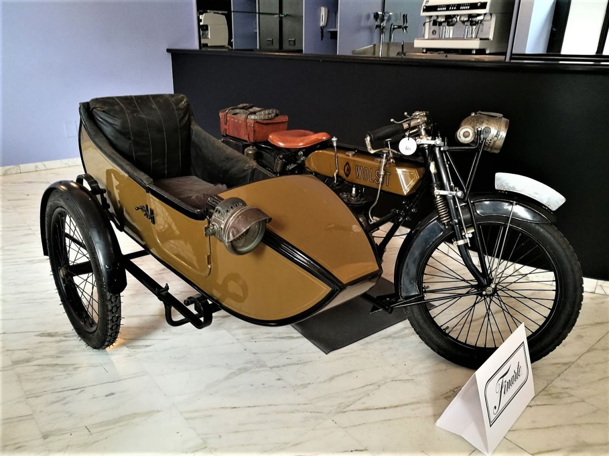 Fianrte: asta del motociclo, andamento lento